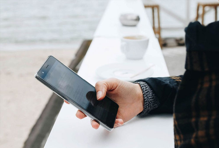 Smartphone en voyage et aux frontières : comment protéger votre vie privée.